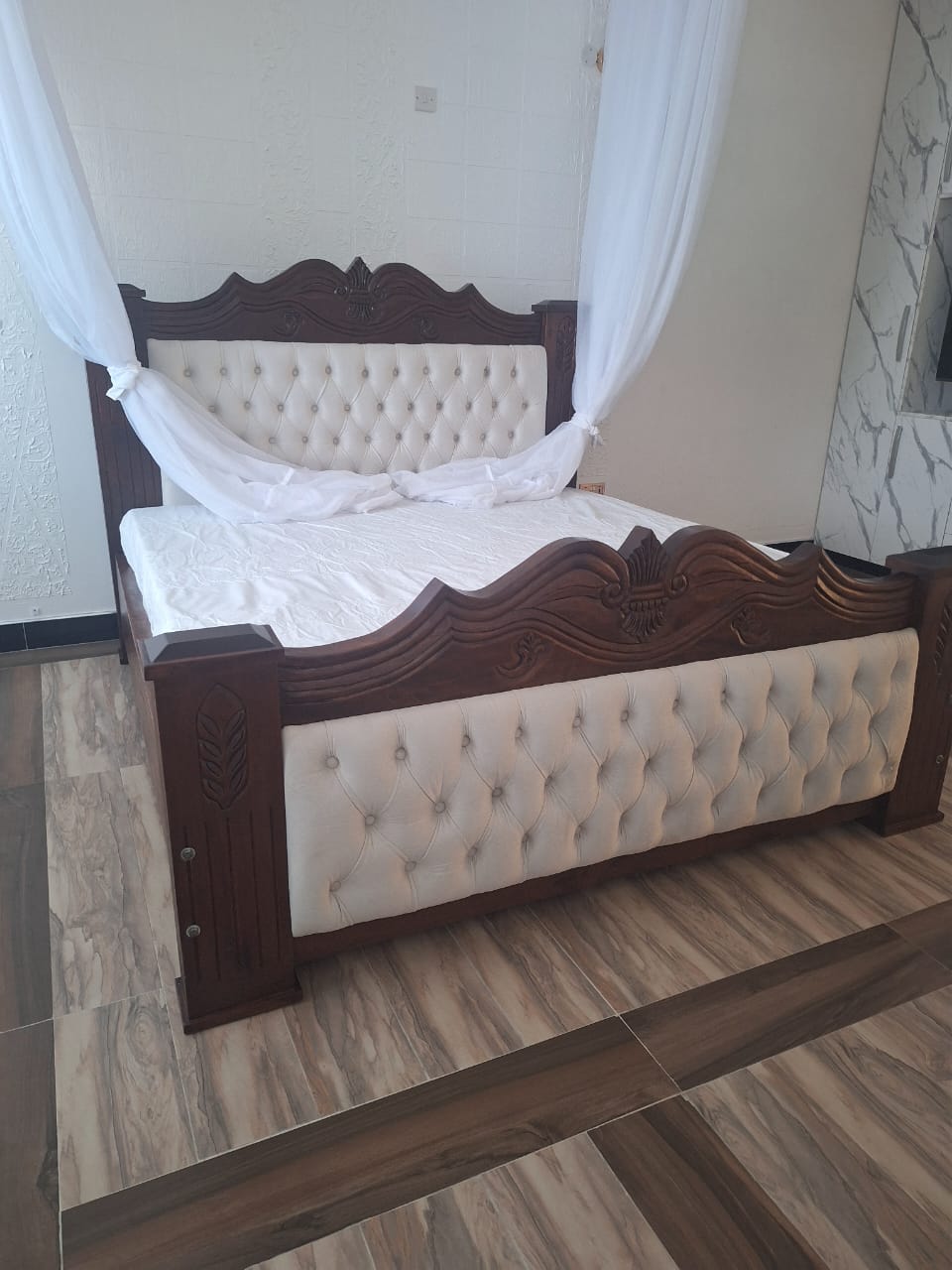 Mahogany Tufted Bed Mahogany Tufted Bed