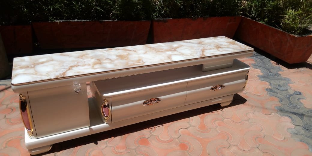 2026/08/13754-1.jpg Extendable Glass Tv Stand - Image 1