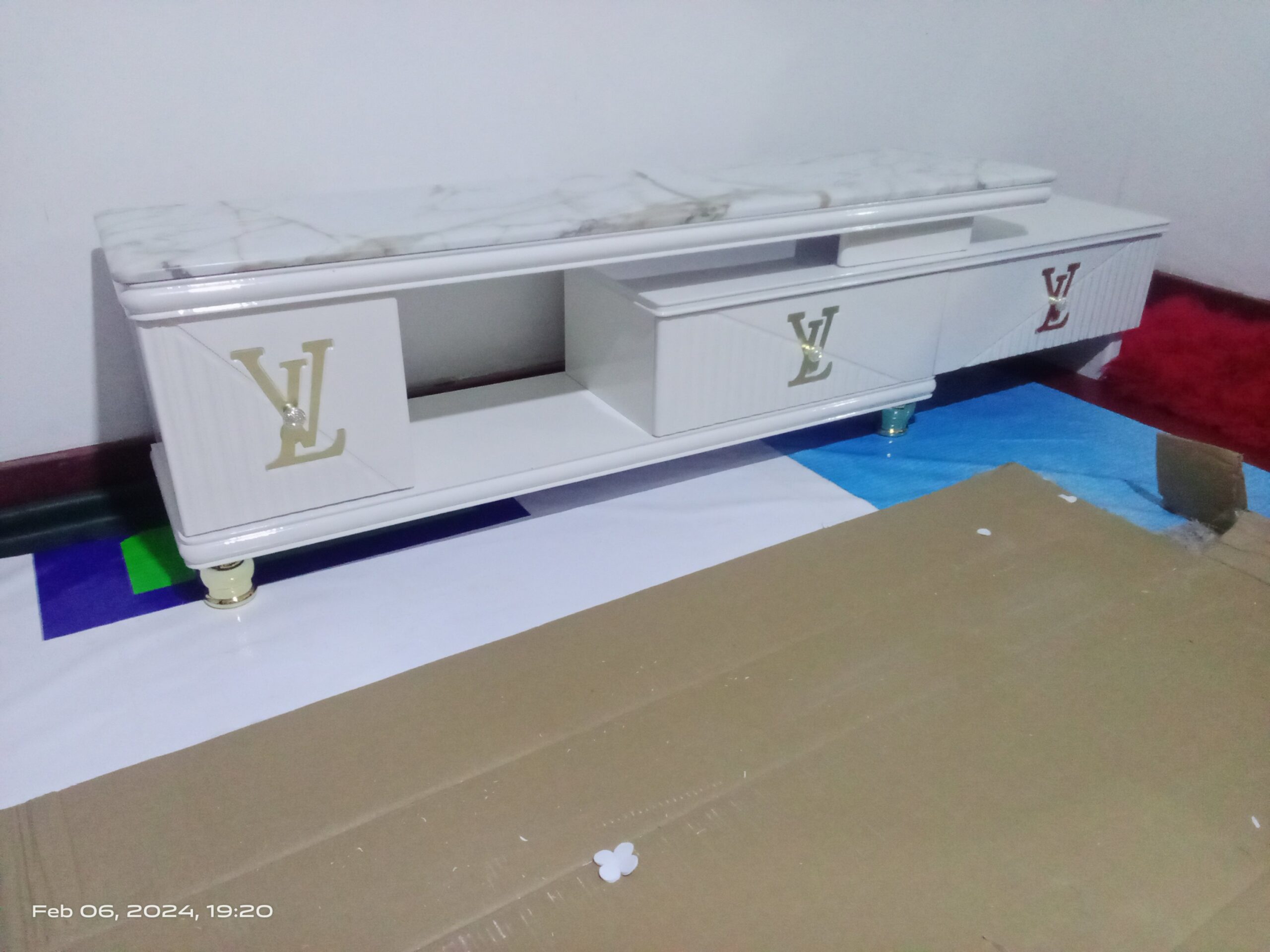 2026/08/13758-scaled.jpg Extendable Glass TV Stand - Image 1