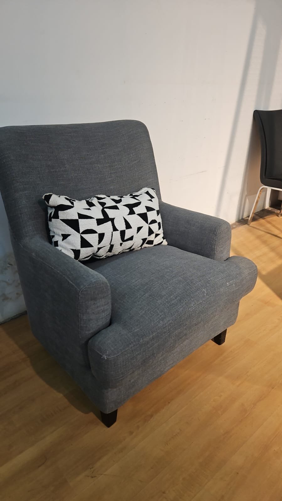 2026/08/13788-2.jpg King Accent Chair - Image 1