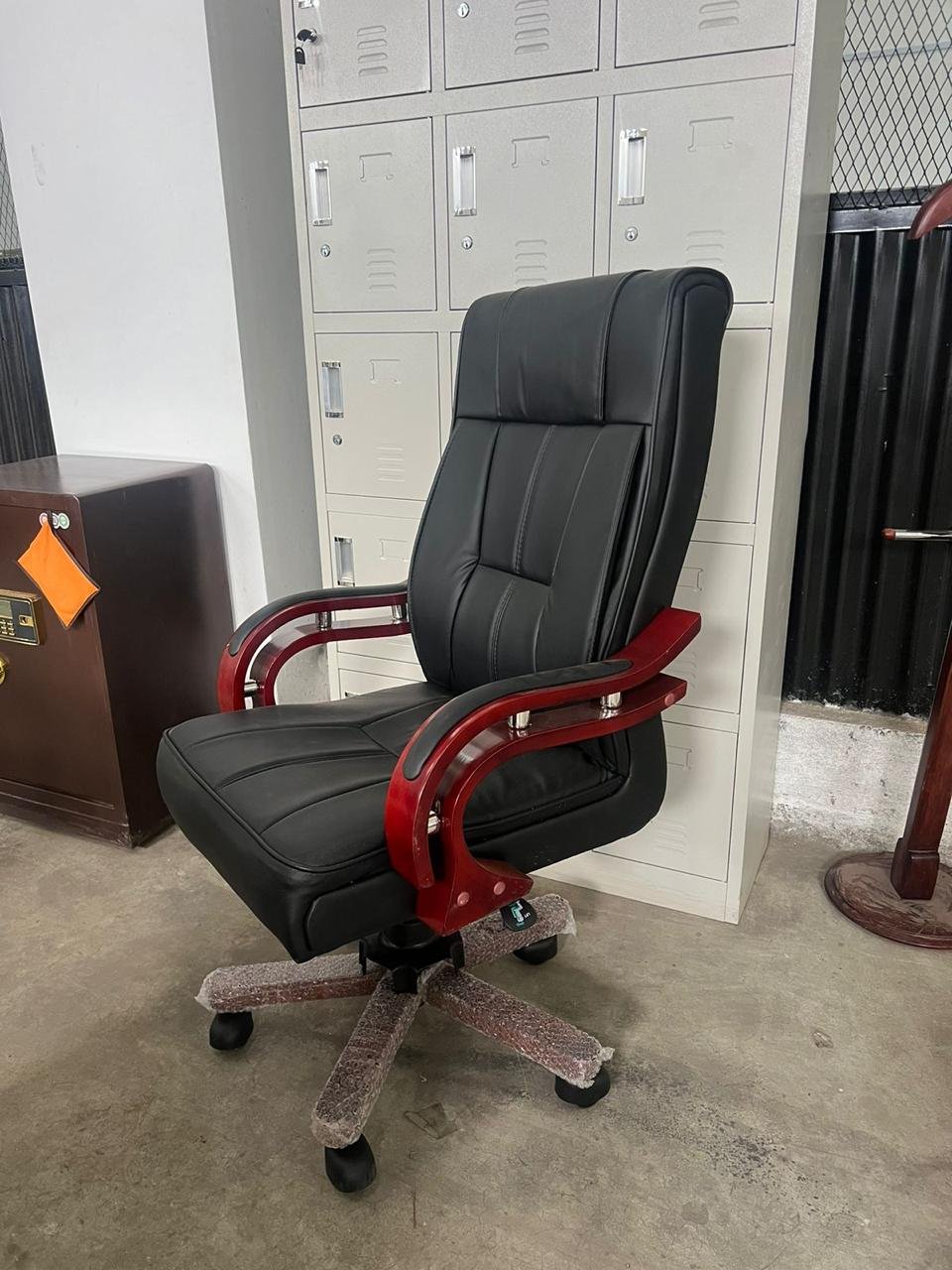 2026/10/21178.jpg Executive Office Chair - Image 1